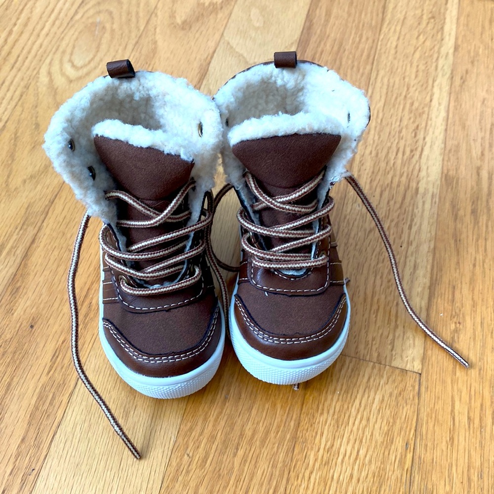 NWOT Sherpa lined baby boots size 3, brown